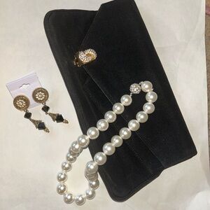 Vintage Garay clutch w/ White shell Pearl necklace and vintage earrings. ❤️